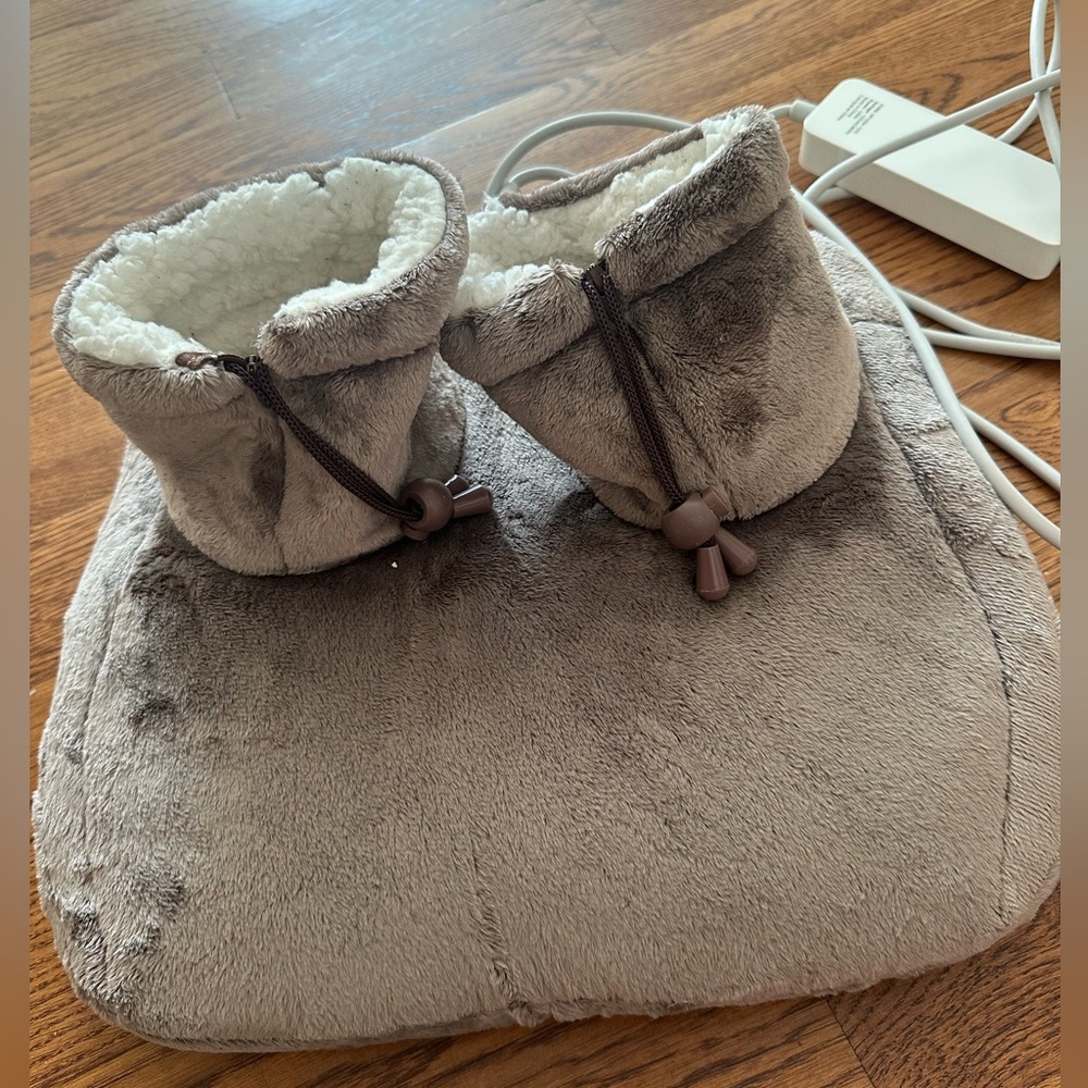 Cozy Electric Heated Foot Warmer with Booties (Brand New) - Picture 2 of 5